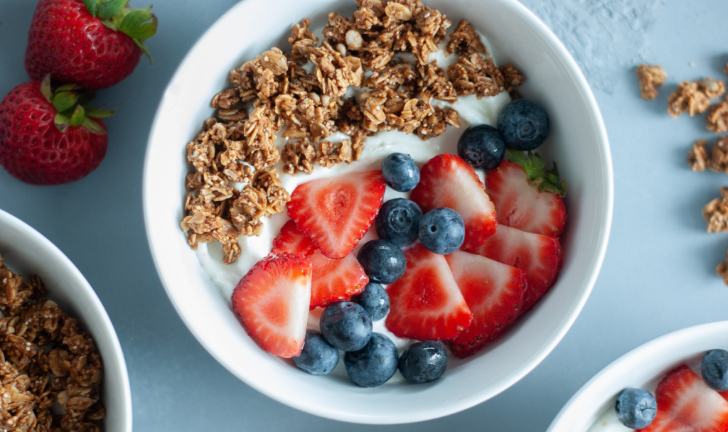 easy-greek-yogurt-parfait-macrostax