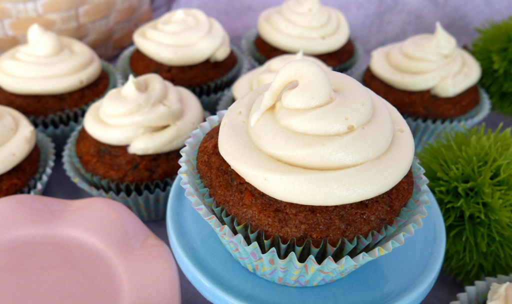 Carrot Cake Cupcakes with Light Cream Cheese Frosting - Macrostax