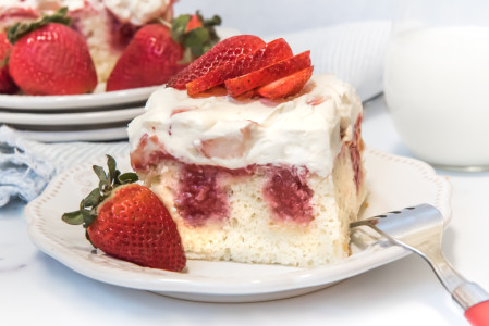 Macrostax Strawberry Poke Cake