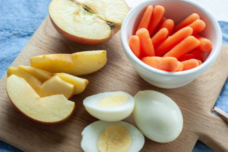 Hardboiled Egg with Apples and Carrots